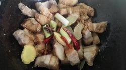 5、红烧肉,5.放入葱姜,辣椒,大料,黄酒,继续翻炒!