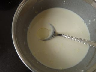 4、红枣核桃糯米糍,加入水，茶油、拌均匀