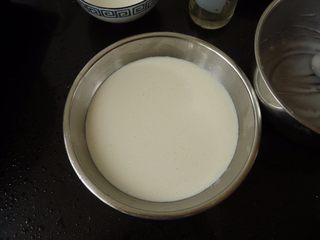 6、红枣核桃糯米糍,倒入拌好了的粉浆