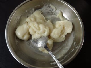 9、红枣核桃糯米糍,取出粉团，用器具翻拌上劲