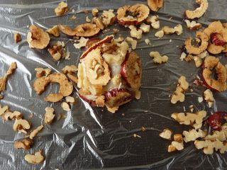 12、红枣核桃糯米糍,取适量小份粉团，沾上红枣核桃片