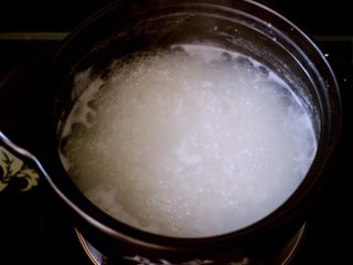 8、生滚菠菜猪肝羹,看到粳米熬煮的慢慢黏稠时