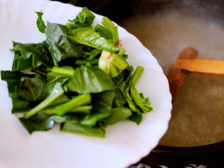 11、生滚菠菜猪肝羹,加入洗净切段的菠菜