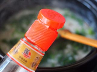 12、生滚菠菜猪肝羹,加入适量盐、胡椒粉和味精调味、最后淋上芝麻油即可