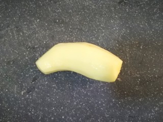 2、姜撞奶,姜削皮，懒得削也是不影响口感的哈！