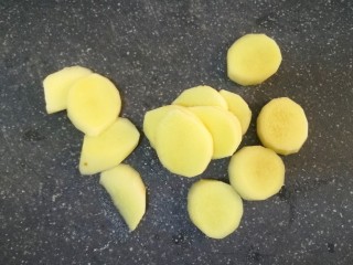 3、姜撞奶,再把姜切片