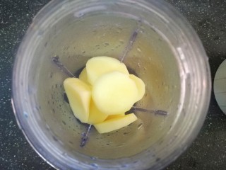 4、姜撞奶,切好的姜片放入料理机打碎