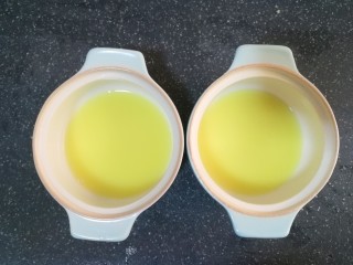 7、姜撞奶,我用了两个小碗，分别一个碗装了10克姜汁