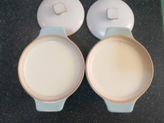 12、姜撞奶,再将加热好的牛奶倒入盛有姜汁的碗中