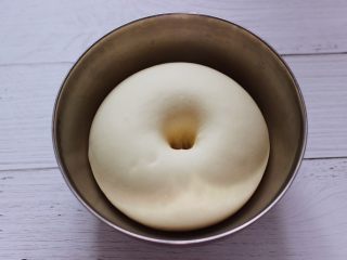 11、大葱猪肉发面包,醒发好的的面团，用手指摁下不回缩，就说明面团醒发好了。