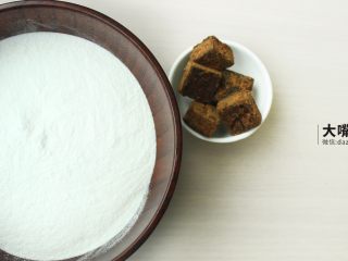 2、Q萌红糖冰皮月丨大嘴螺,将200g的冰皮月饼粉取出倒入碗中