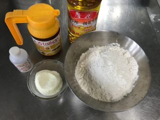 6、广式莲蓉月饼（自制内馅）,现在准备做月饼皮