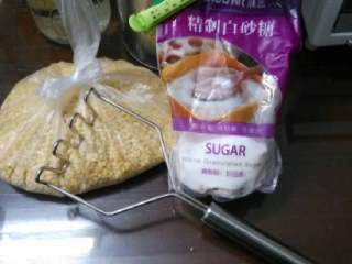 1、纯绿豆糕，抹茶绿豆糕,脱皮干绿豆，细砂糖，捣碎器，合个影