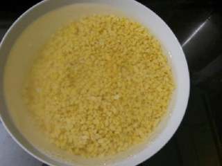 2、纯绿豆糕，抹茶绿豆糕,脱皮干绿豆洗净，沥干水，再加入450克水，浸一个小时