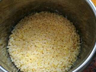 3、纯绿豆糕，抹茶绿豆糕,放入高压锅，煮到出蒸汽，转小火继续煮10分钟，关火，再闷半小时后，开锅