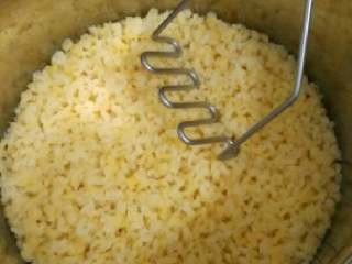 4、纯绿豆糕，抹茶绿豆糕,用捣碎器压成泥