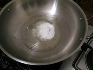 5、纯绿豆糕，抹茶绿豆糕,炒锅中先放入称好的52克油和96克细砂糖