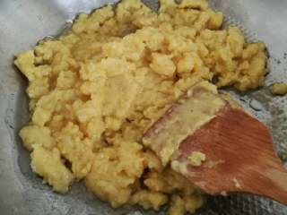 6、纯绿豆糕，抹茶绿豆糕,倒入绿豆泥，开小火慢慢炒，我用电磁炉开600w或300w交替炒，温度自己控制，小心粘锅