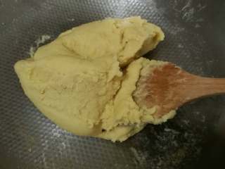 7、纯绿豆糕，抹茶绿豆糕,炒到这样还不行，还太湿，得接着炒