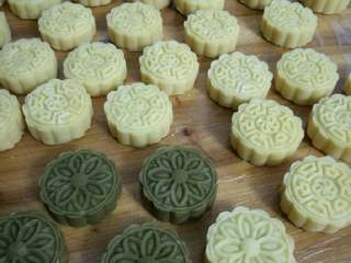 11、纯绿豆糕，抹茶绿豆糕,抹茶绿豆糕：用20克抹茶绿豆皮包入10克的纯绿豆（像包汤圆一样），用50克的模具印压成型（做纯绿豆糕的这步省略）