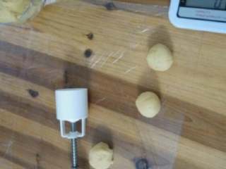 10、纯绿豆糕，抹茶绿豆糕,纯绿豆糕：炒好的绿豆分成30克一个，搓成圆球，用50克的模具印压成型（没有再拍了，手上都是油）