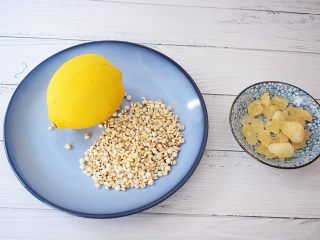 1、柠檬薏米水,准备好材料