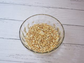 2、柠檬薏米水,薏米洗净用清水浸泡三小时以上，也可以头天晚上睡觉前浸泡，第二天起床就可以用了