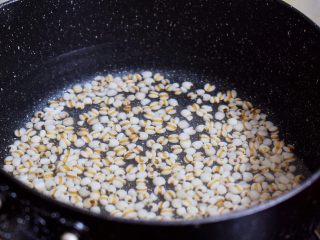 4、柠檬薏米水,加入十倍的纯净水