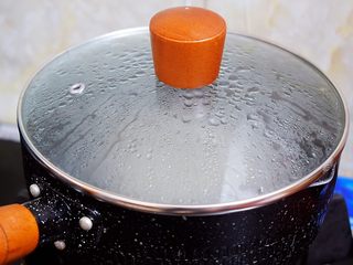 6、柠檬薏米水,转小火慢炖一个半小时左右