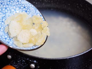 7、柠檬薏米水,等把水熬到变成淡奶白色并有些稠时加入冰糖，煮至冰糖融化即可关火