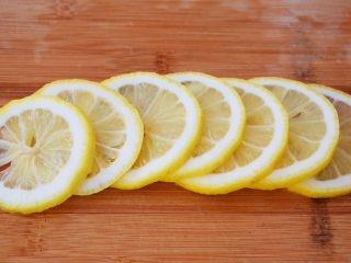 8、柠檬薏米水,柠檬用盐搓洗外皮，再冲洗干净，切片去籽备用