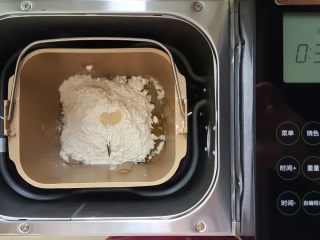 1、鸡肉海鲜披萨,1．将饼底的用料全部，放入面包机桶内。