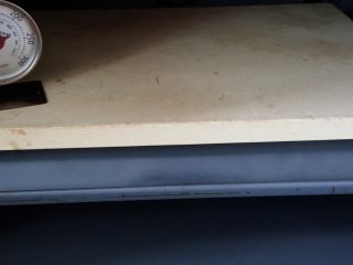 8、鸡肉海鲜披萨,8．烤箱中最好放陶瓷板，提前一小时上下火250度预热。