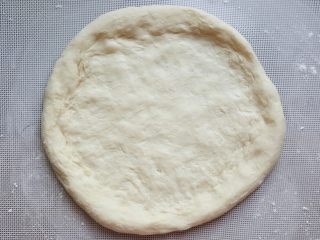 13、鸡肉海鲜披萨,13．用手捏成四周略厚的圆型披萨底。