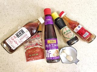 2、花样面条+中式荞麦冷面,汤汁所需的调料：苹果醋、芝麻油、六月鲜酱油、辣椒油、糖、盐、蒜瓣儿