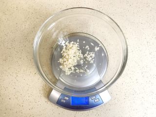 5、花样面条+中式荞麦冷面,开始准备汤汁：蒜瓣儿切碎末