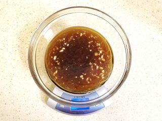 8、花样面条+中式荞麦冷面,加入纯净水，搅拌均匀，立即送进冰箱冷藏