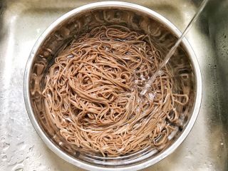 10、花样面条+中式荞麦冷面,再用清水冲洗一次，一共要洗两次，才可以洗净面糊，洗过两次的荞麦面，韧劲十足，口感劲道
