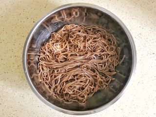11、花样面条+中式荞麦冷面,洗净后的面条，为了防止粘连，加入少许的酱油和芝麻油，搅拌均匀，送进冰箱冷藏一会儿
