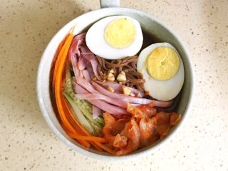 12、花样面条+中式荞麦冷面,冷藏后的面条，放入汤汁中，摆放上辅菜