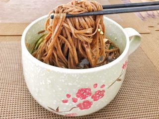 13、花样面条+中式荞麦冷面,浸过汤汁的荞麦面，韧劲十足，酸甜微辣，简直是夏日必备啊