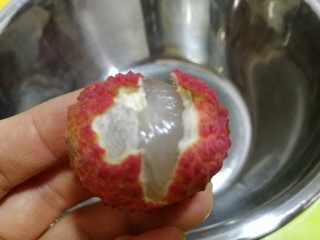 3、荔枝罐头,用手轻捏荔枝就裂开啦，仔细看荔枝的外皮上有一道线。