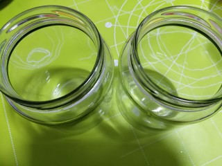 15、荔枝罐头,煮好的荔枝罐头趁热装入到罐头瓶内，晾凉后放入冰箱，冷藏保存，吃时取出即可。(装荔枝的罐头瓶用锅蒸，或是放到烤箱内消毒备好)。