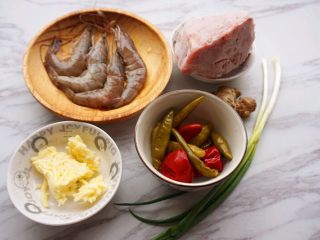 1、芝士虾,提前准备原材料