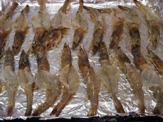 8、芝士虾,将腌制入味的虾平铺在烤盘内