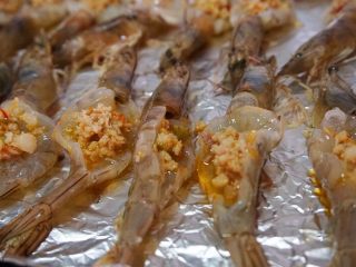 9、芝士虾,把炒好的肉末塞进虾身