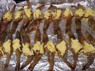 10、芝士虾,最后平铺一层芝士