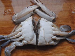 2、口水蟹,梳子蟹把大钳子摘下，一分为二