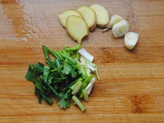 4、口水蟹,准备姜片，蒜末，香菜葱花