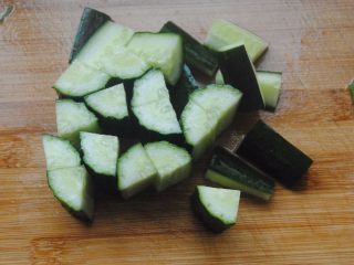 5、口水蟹,黄瓜切小段，准备好蒜末，姜片和葱花香菜